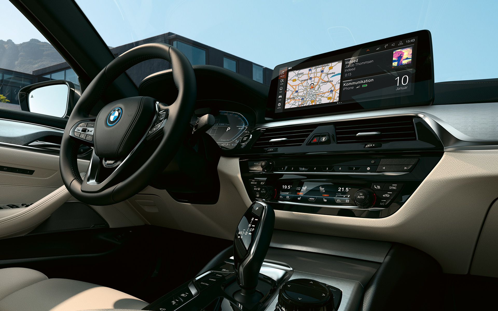コックピット BMW 5シリーズ ツーリング G31 フェイスリフト 2020、車内はダコタ・レザーのアイボリー・ホワイト・ファイン・ブラッシュド・アルミニウム、パールグロス・クロームのアクセント・ライン付