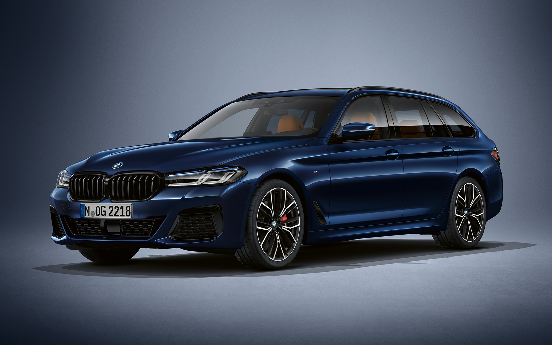 BMW 5シリーズ ツーリング G31 LCI BMW Individual タンザナイト・ブルー・メタリック BMW 5シリーズ ツーリング Individual G31 フェイスリフト 2020 BMW Individual タンザナイト・ブルー・メタリック 静止中 斜めからのフロント・ビュー