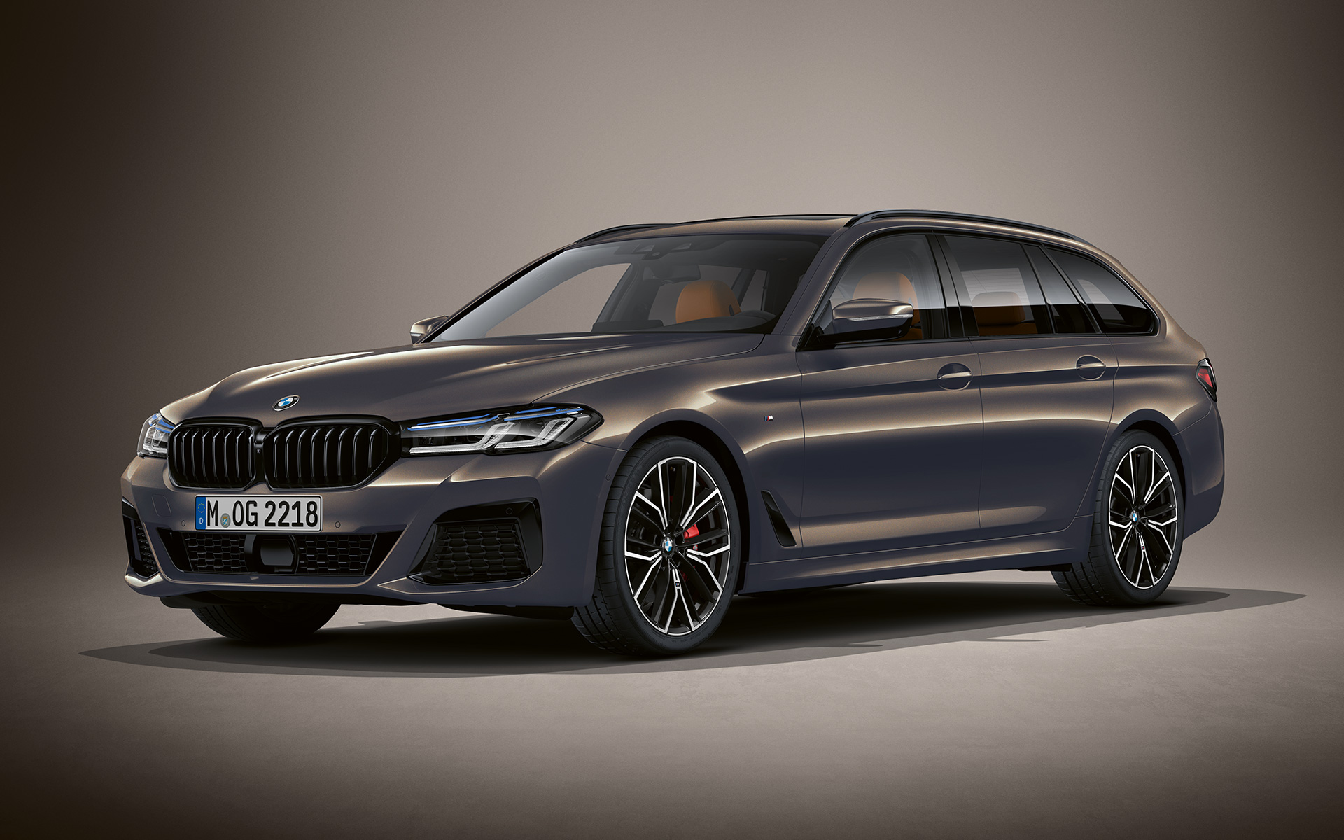 BMW 5シリーズ ツーリング G31 LCI BMW Individual アルバイト・グレー・メタリック BMW 5シリーズ ツーリング Individual G31フェイスリフト 2020 BMW Individual アルバイト・グレー・メタリック 静止中、斜めからのフロント・ビュー