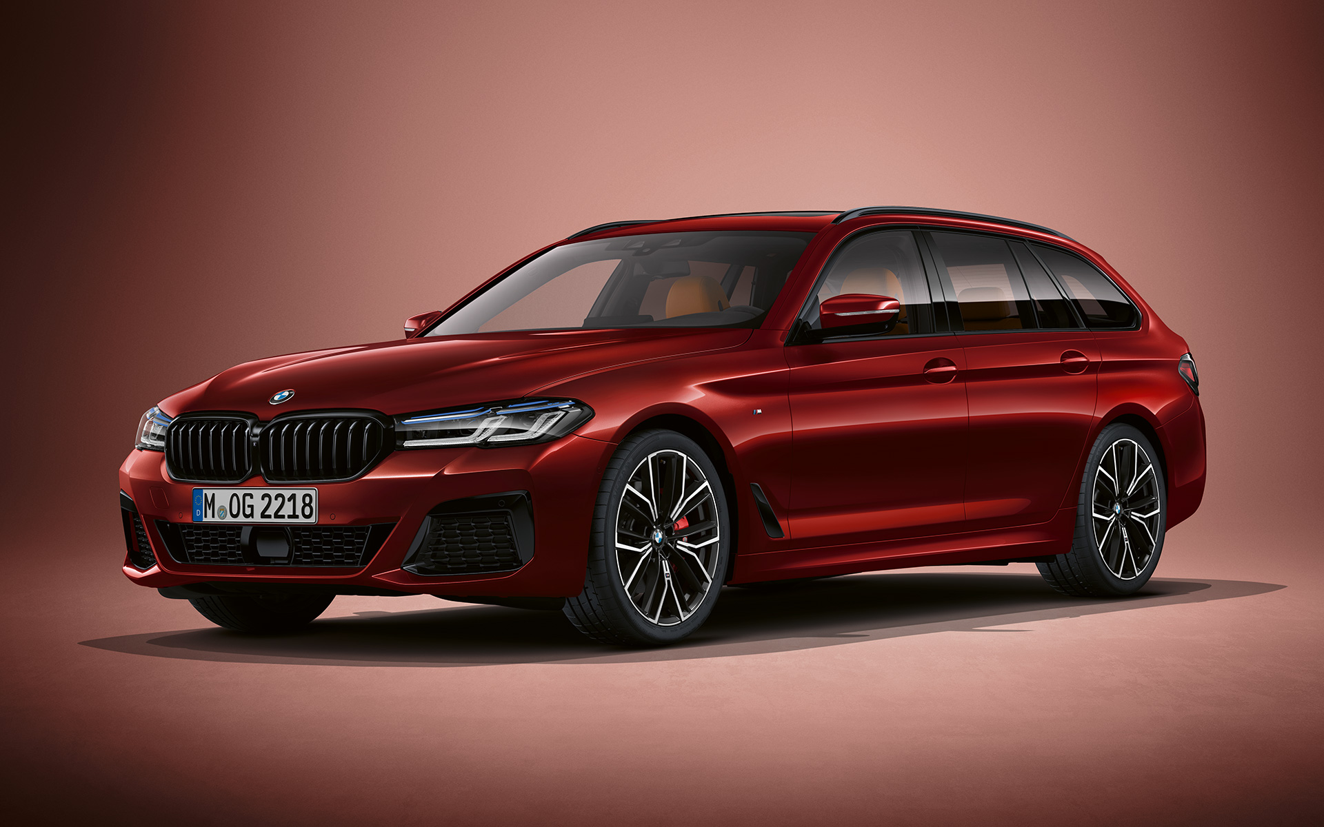 BMW 5シリーズ ツーリング G31 LCI BMW Individual アベンチュリン・レッド・メタリック BMW 5シリーズ ツーリング Individual G31 フェイスリフト 2020 BMW Individual アベンチュリン・レッド・メタリック 静止中、斜めからのフロント・ビュー
