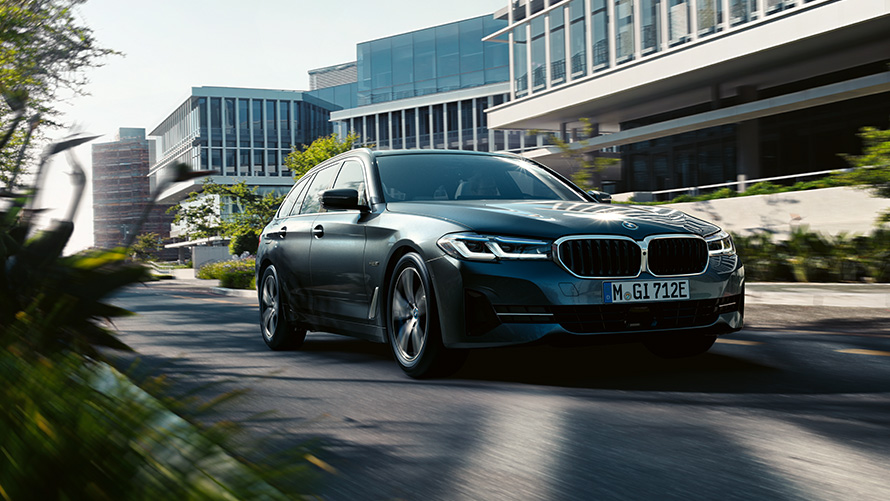 BMW 5シリーズ ツーリング G31 LCI エクステリア BMW 5シリーズ ツーリング G31 フェイスリフト 2020 530e PHEV ソフィスト・グレー 田園地帯を走行中
