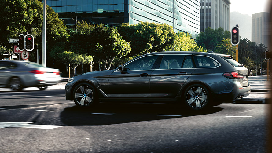 BMW 5シリーズ ツーリング G31 LCI ソフィスト・グレー・メタリック、市街地走行 BMW 5シリーズ ツーリング G31 LCI ソフィスト・グレー・メタリック、市街地走行