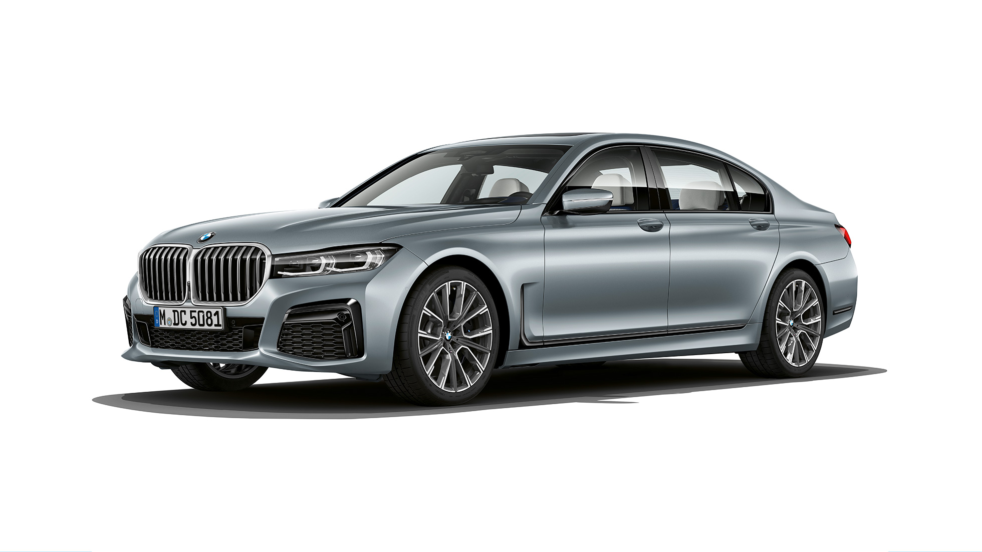 M スポーツ・パッケージを装備したBMW 7 シリーズ セダン、斜め前からのビュー G11 M スポーツ・パッケージを装備したグレーのBMW 7 シリーズ セダン、斜め前からのビュー G11
