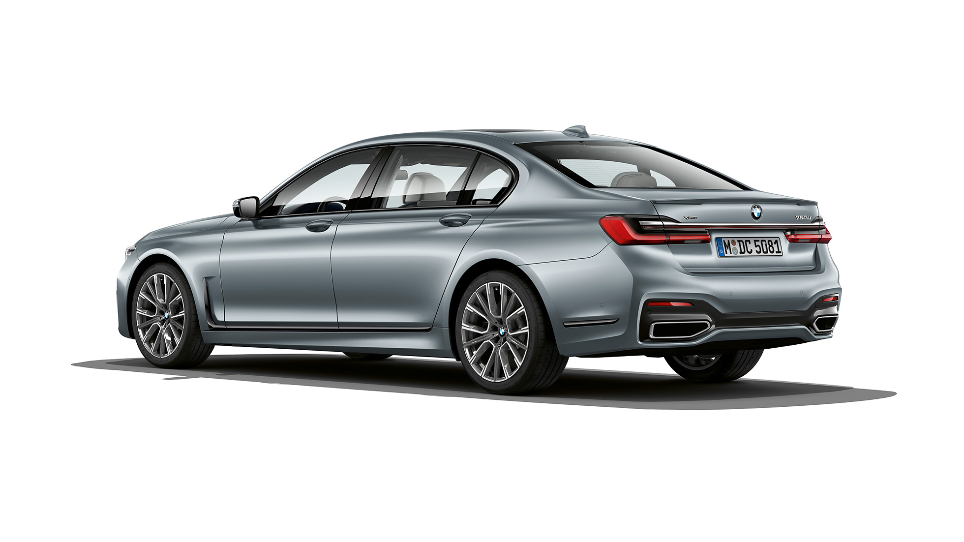 M スポーツ・パッケージを装備したBMW 7 シリーズ セダン、斜め前からのビュー G11 M スポーツ・パッケージを装備したグレーのBMW 7 シリーズ セダン、斜め前からのビュー G11