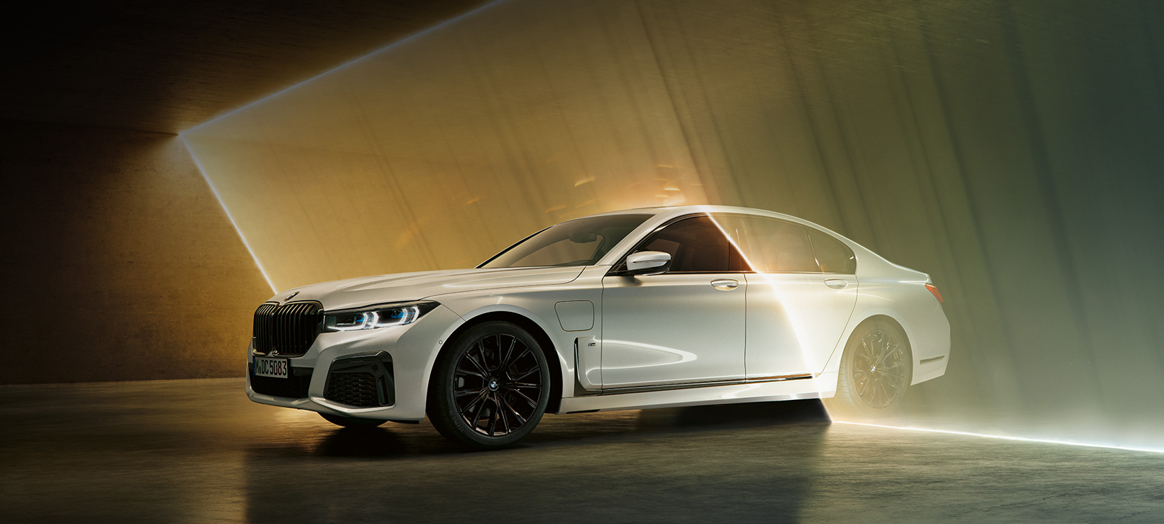 BMW 7 シリーズ セダン:ホワイト、斜め前からのビュー BMW 7 シリーズ セダン:光線に囲まれたホワイトのBMW、斜め前からのビュー