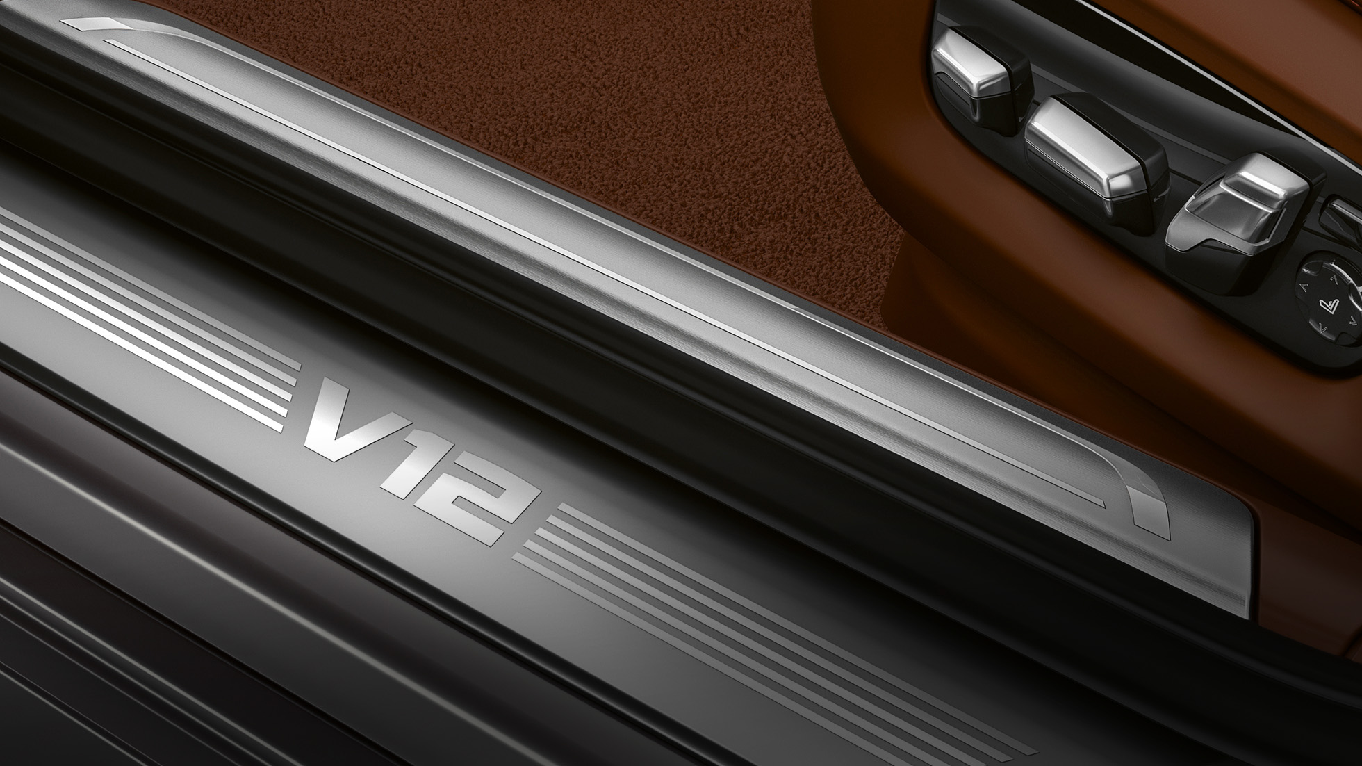 V12のレタリングが入ったBMWのドア・シル・プレート BMW M760Li xDrive:V12のレタリングが入ったドア・シル・プレートのクローズアップ
