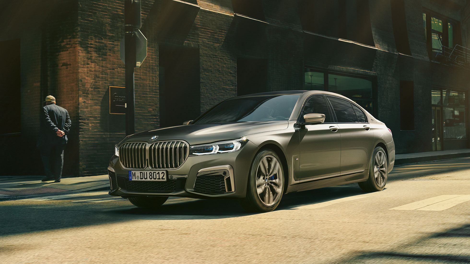 都市風景の中のBMW M760Li xDrive 都市風景の中路上を走行中のBMW M760Li xDrive側面フロントビュー