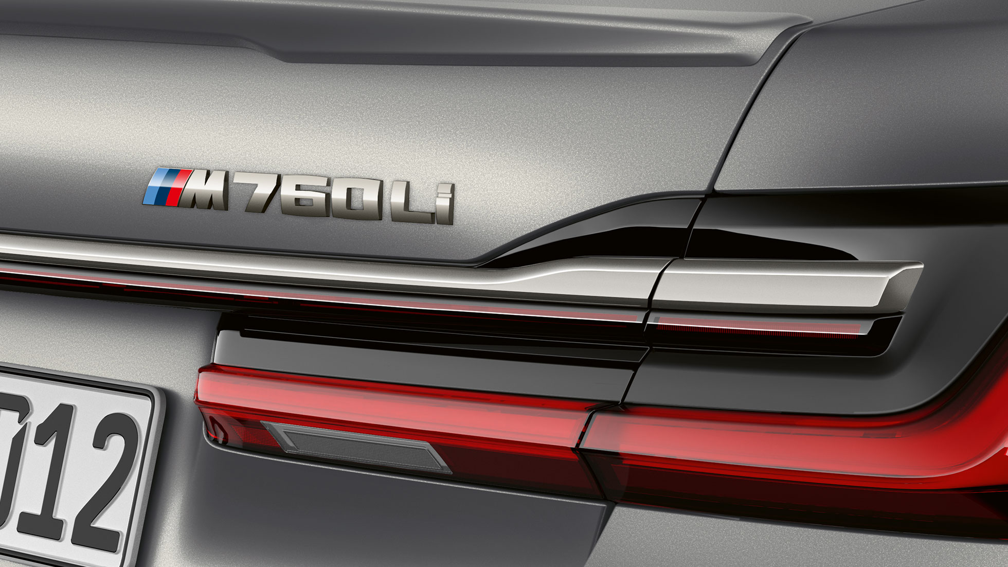 BMW 7 シリーズ セダン:BMW M760Li バッジのクローズアップ BMW 7 シリーズ セダン:リヤについたBMW M760Li バッジのクローズアップ