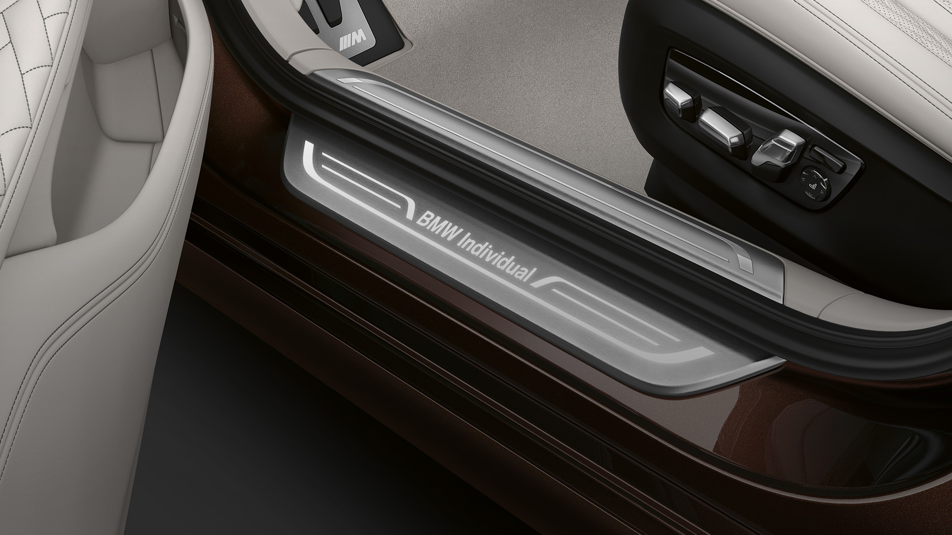 BMW Individual 7 シリーズ セダンのエントリー・シル BMW 7 シリーズ セダン:BMW Individualのレタリング入りエントリー・シル
