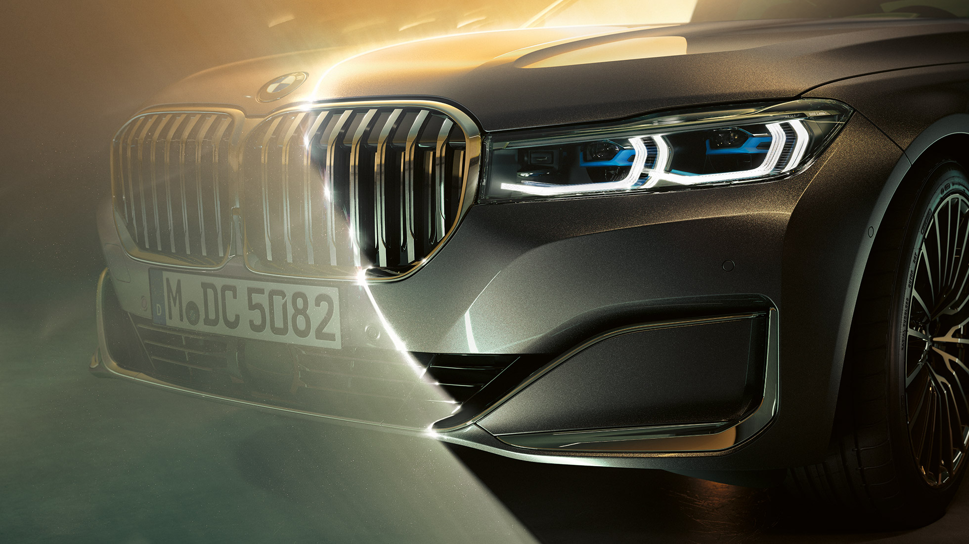 BMW 7 シリーズ セダン:キドニーグリルとレーザーライト BMW 7 シリーズ セダン:大きなキドニーグリルとレーザーライトを備えるフロントのクローズアップ
