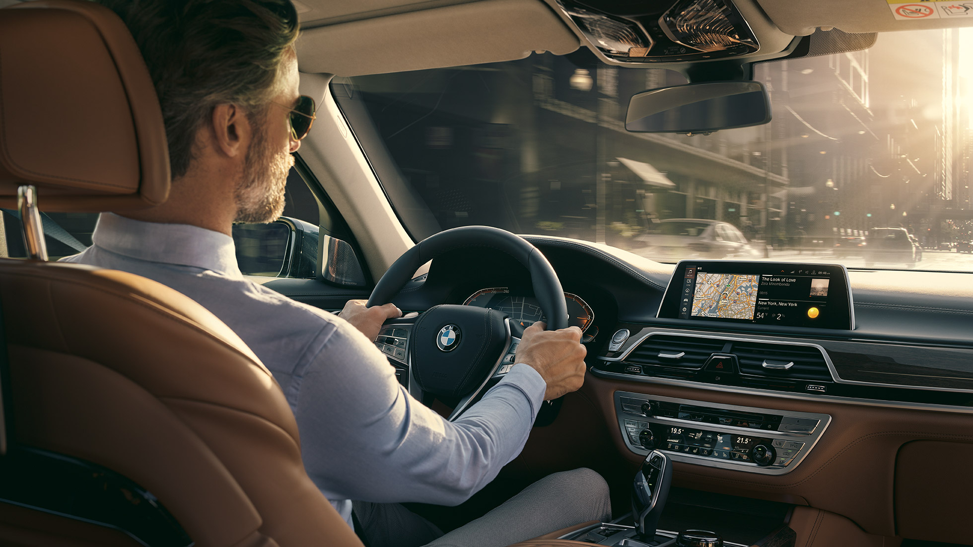 BMW 7 シリーズ セダン:コネクティビティ機能 BMW 7 シリーズ セダン:BMWに乗ってコネクティビティ機能を操作する男性