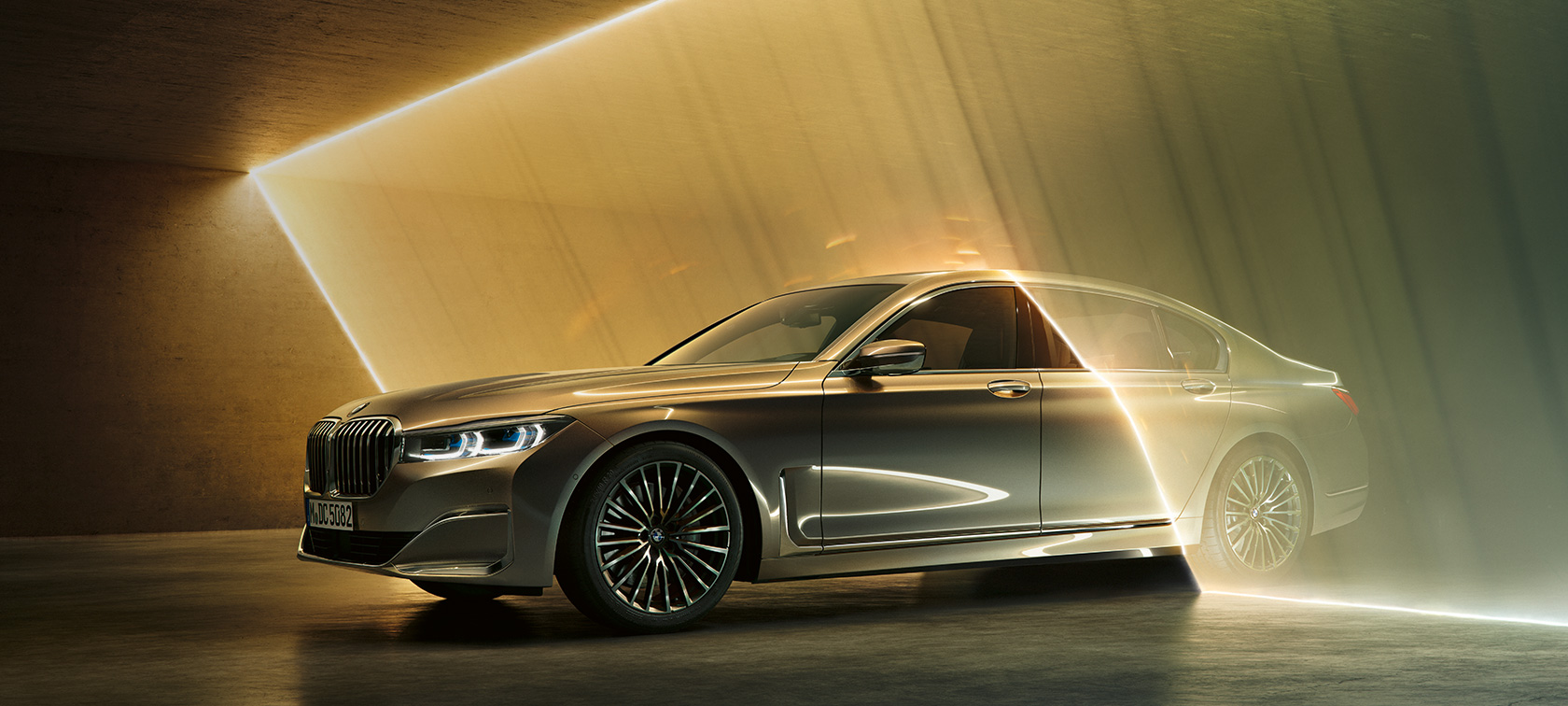 斜め前から見たBMW 7 シリーズ セダン G11 BMW 7 シリーズ セダン:斜め前から見た光線に囲まれるグレーのBMW G11