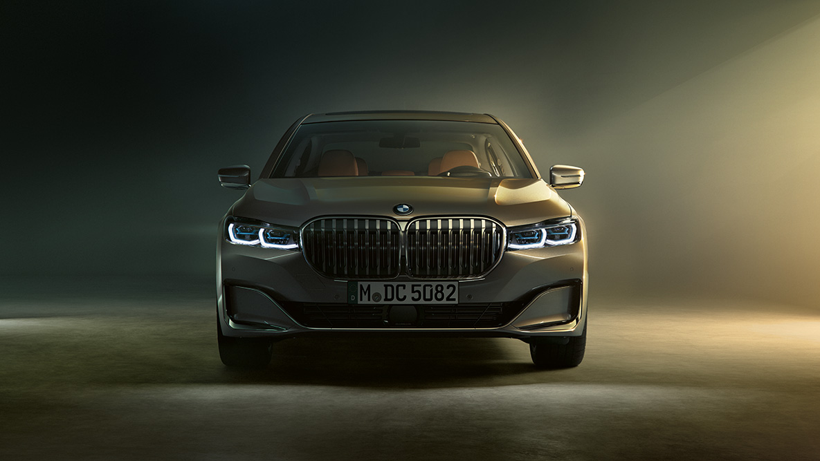 BMW 7 シリーズ セダンのフロントビュー G11 BMW 7 シリーズ セダン:薄暗い光の中のフロントビュー G11