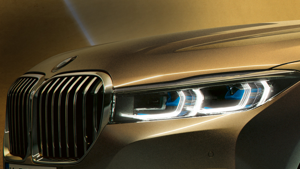 BMW 7 シリーズ セダンのレーザーライト G11 BMW 7 シリーズ セダン:青白い光線を発するレーザーライトのクローズアップ G11