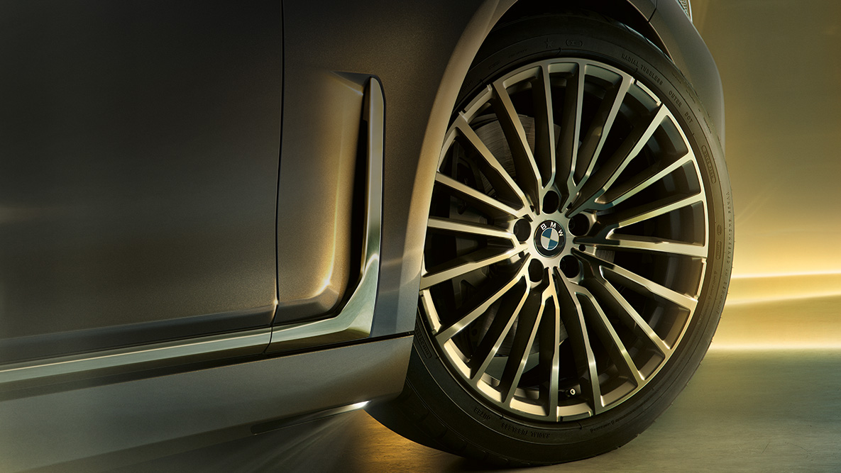 BMW 7 シリーズ セダンのマルチスポーク・デザインを備えたホイール G11 BMW 7 シリーズ セダン:マルチスポーク・デザインを備えたホイールのクローズアップ G11