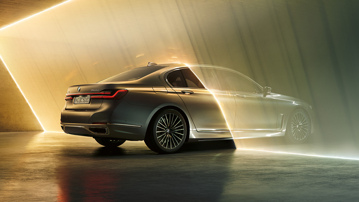 ベルニーナ・グレーのBMW 7 シリーズ セダン G11 光線に囲まれたベルニーナ・グレーのBMW 7 シリーズ セダン、斜め前からのビュー G11
