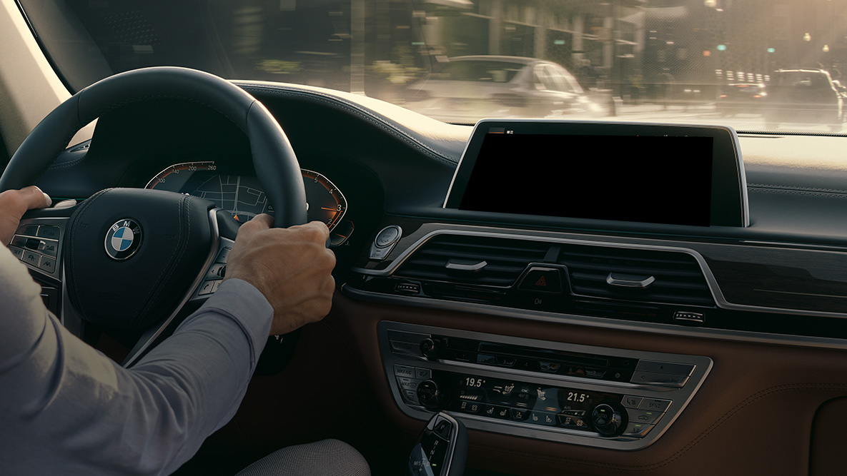 BMW インテリジェント・パーソナル・アシスタント G11 BMW インテリジェント・パーソナル・アシスタント:BMWを運転する男性、ライブ・コックピット・プロフェッショナルのクローズアップ G11