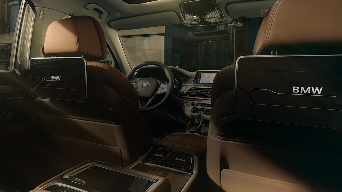 BMW 7 シリーズ セダンの後席のエンターテイメント G11 BMW 7 シリーズ セダン:HDタッチ画面のある後席のエンターテイメントを背後から見た景色 G11