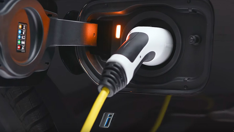 充電ケーブルに接続されたBMWプラグイン・ハイブリッド車 充電ケーブルに接続されたBMWプラグイン・ハイブリッド車