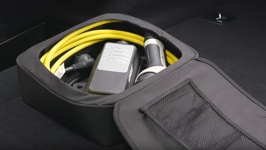 バッグに入ったBMWプラグイン・ハイブリッド充電用アクセサリー バッグに入ったBMWプラグイン・ハイブリッド充電用アクセサリー