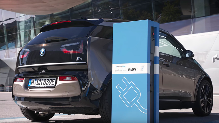充電ステーションでのBMW i3 充電ステーションでのBMW i3