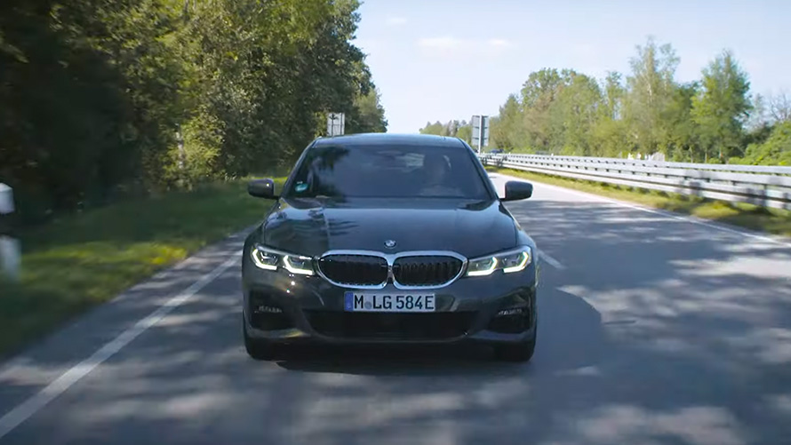 BMWプラグイン・ハイブリッド 道路を走行中 BMWプラグイン・ハイブリッド 道路を走行中