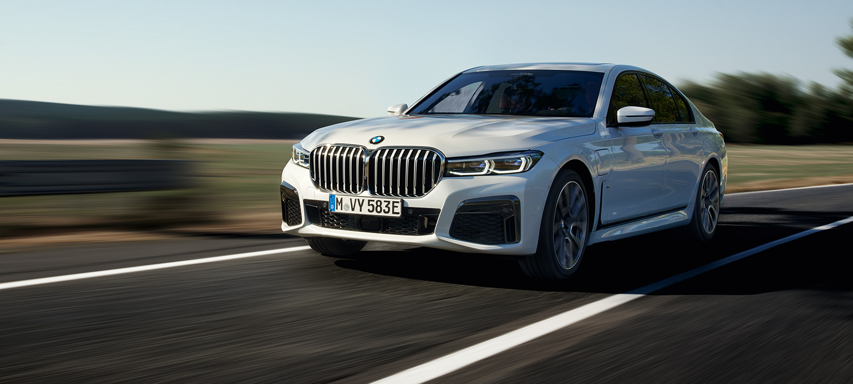 BMW 7シリーズ プラグイン・ハイブリッドG11 G12斜めからのフロント・ビュー 走行中 BMW 7シリーズ プラグイン・ハイブリッドG11 G12斜めからのフロント・ビュー 路上を走行中