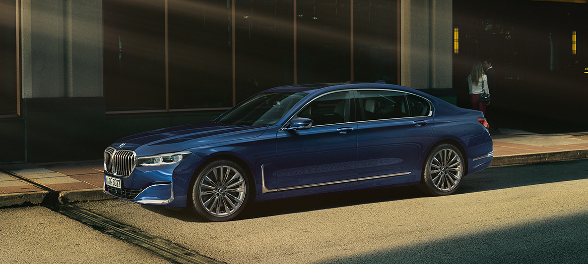 BMW Individual 7シリーズ サイド・ビュー BMW Individual 7シリーズ のレッド 都市風景の中のサイド・ビュー