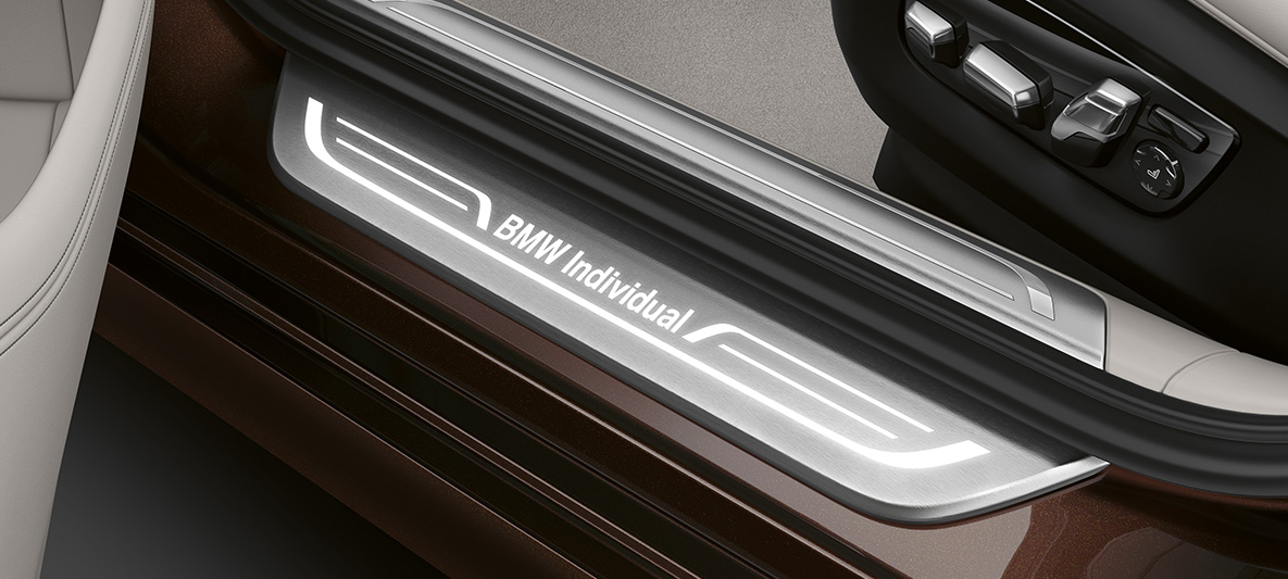 BMW Individual 7シリーズ ドア・シル・プレート BMW 7シリーズ : 「BMW Individual」ロゴ付ドア・シル・プレート