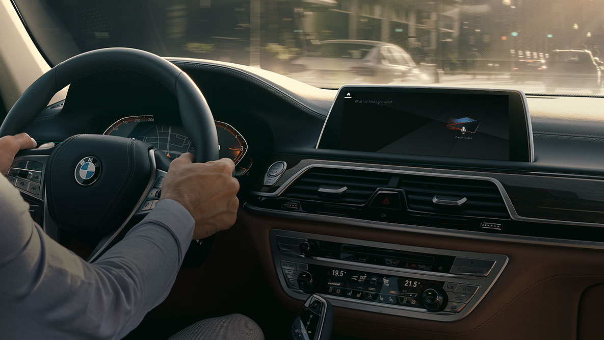 BMWインテリジェント・パーソナル・アシスタント BMWインテリジェント・パーソナル・アシスタント:BMWを運転する男性 ライブ・コックピット・プロフェッショナルのクローズ・アップ