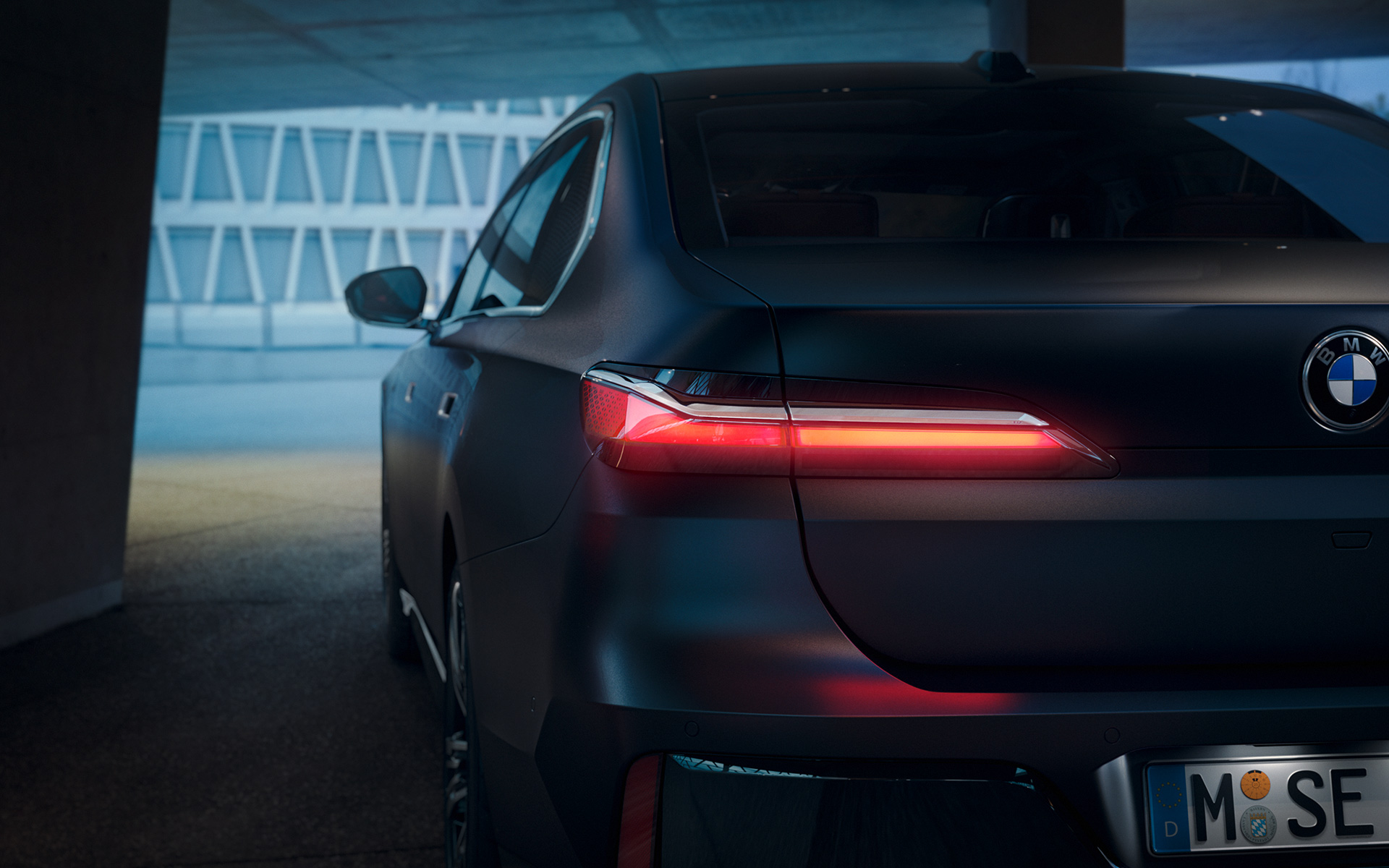 BMW 7 シリーズ セダン G70 テールライトの精緻さを強調するクローム・エレメント
