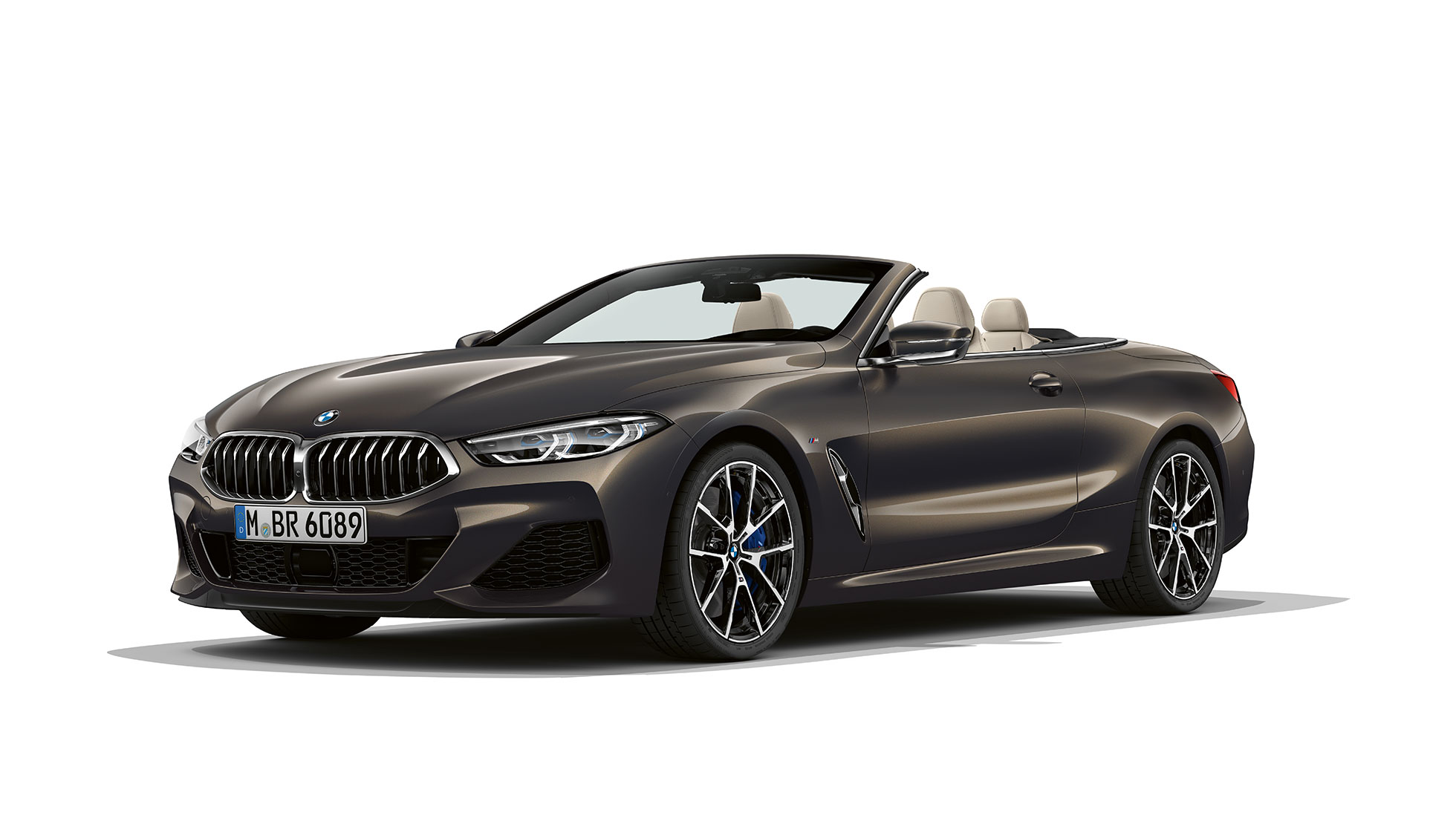 BMW M850i xDriveカーボン・ブラック・メタリック、フロントの斜めのショット。G14 BMW M850i xDriveカーボン・ブラック・メタリック、フロントの斜めのショット。G14