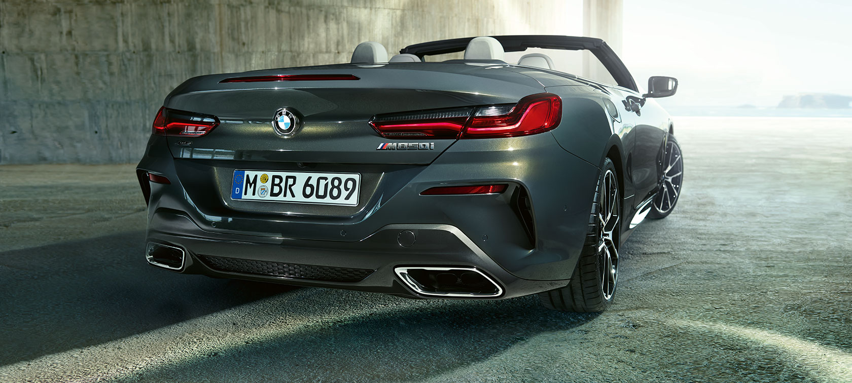 BMW M850i xDrive ドラヴィット・グレー・メタリック、リアの斜めのショット G14 BMW M850i xDrive ドラヴィット・グレー・メタリック、リアの斜めのショット G14