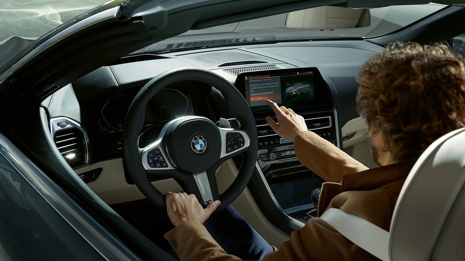 BMW M850i xDrive、BMWライブ・コックピット・プロフェッショナルをタッチコントロールで操作するドライバー。G14 BMW M850i xDrive、BMWライブ・コックピット・プロフェッショナルをタッチコントロールで操作するドライバー。G14