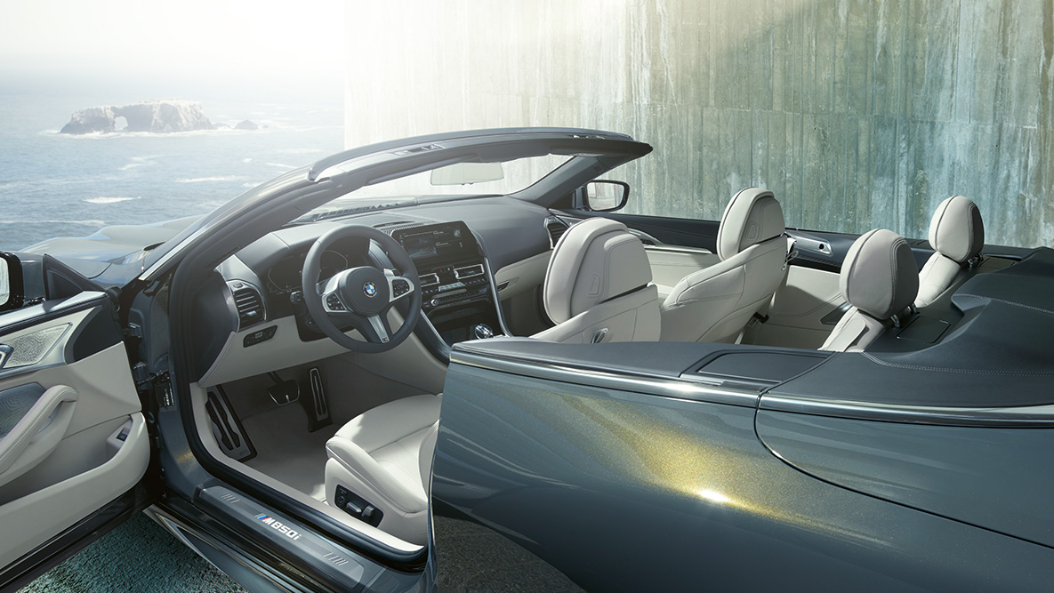 BMW M850i xDrive ドラヴィッド・グレー・メタリック、インテリア、ソフトトップ、ドア開口部。G14 BMW M850i xDrive ドラヴィッド・グレー・メタリック、インテリア、ソフトトップ、ドア開口部。G14