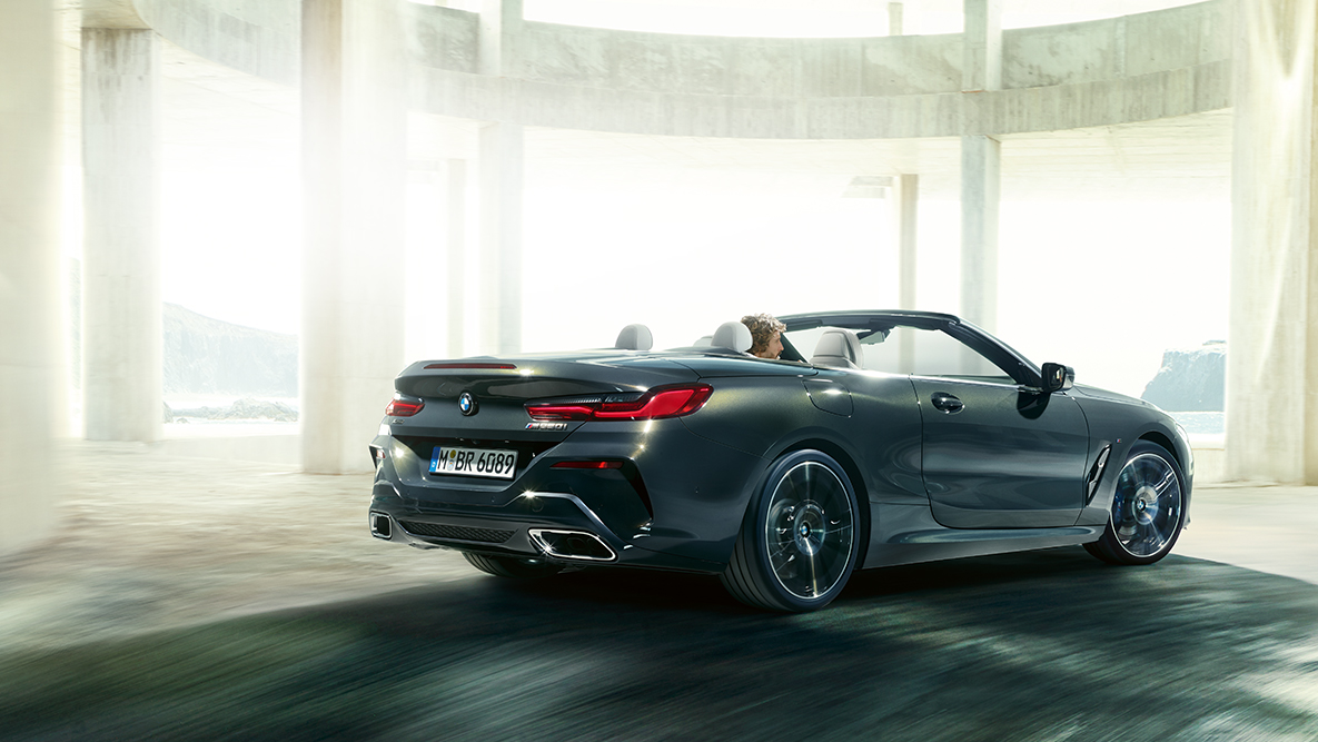BMW M850i xDrive、走行中、ソフトトップを開いた状態のサイドからの画像。G14 BMW M850i xDrive、走行中、ソフトトップを開いた状態のサイドからの画像。G14