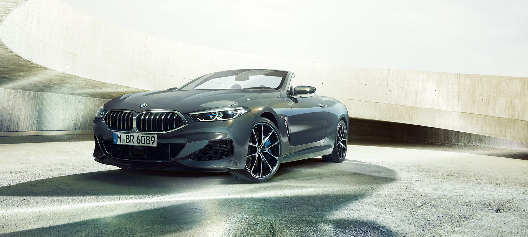 BMW M850i xDrive ドラヴィット・グレー・メタリック、フロント部右側からの斜めのショット BMW M850i xDrive ドラヴィット・グレー・メタリック、フロント部右側からの斜めのショット