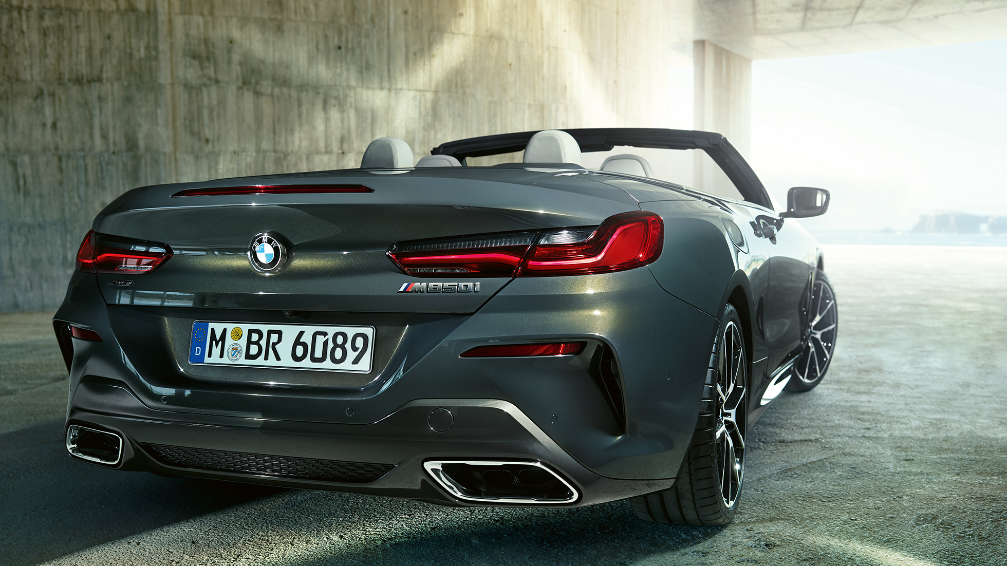 BMW M850i xDrive ドラヴィット・グレー・メタリック、リヤ部右側からの斜めのショット。 G14 BMW M850i xDrive ドラヴィット・グレー・メタリック、リヤ部右側からの斜めのショット。. G14