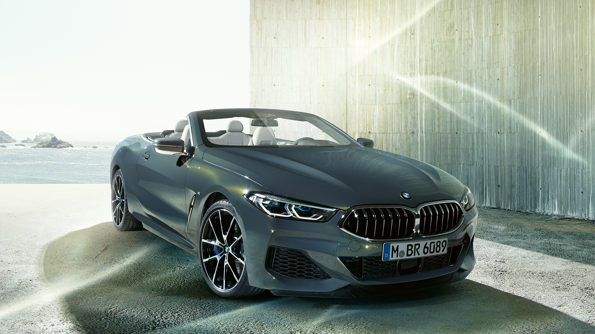 BMW M850i xDrive ドラヴィット・グレー・メタリック、フロント部左側からの斜めのショット。 G14 BMW M850i xDrive ドラヴィット・グレー・メタリック、フロント部左側からの斜めのショット。. G14