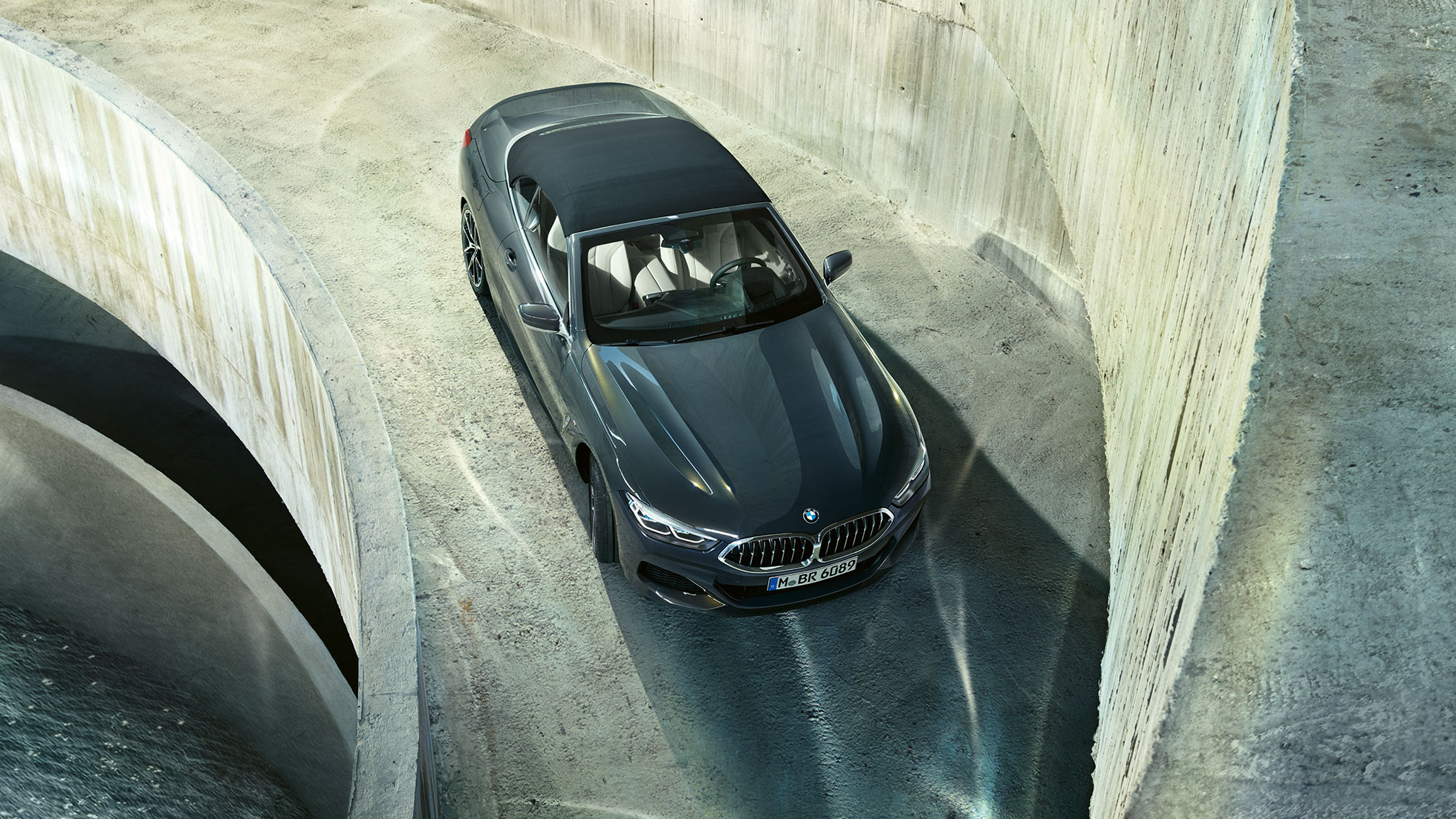 BMW M850i xDrive ドラヴィット・グレー・メタリック、ブラックのソフト・トップ装備、鳥瞰ショット G14 BMW M850i xDrive ドラヴィット・グレー・メタリック、ブラックのソフト・トップ装備、鳥瞰ショット. G14