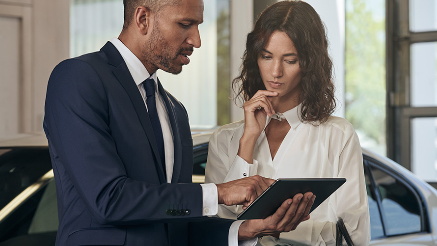 顧客に対応するBMWサービスの従業員