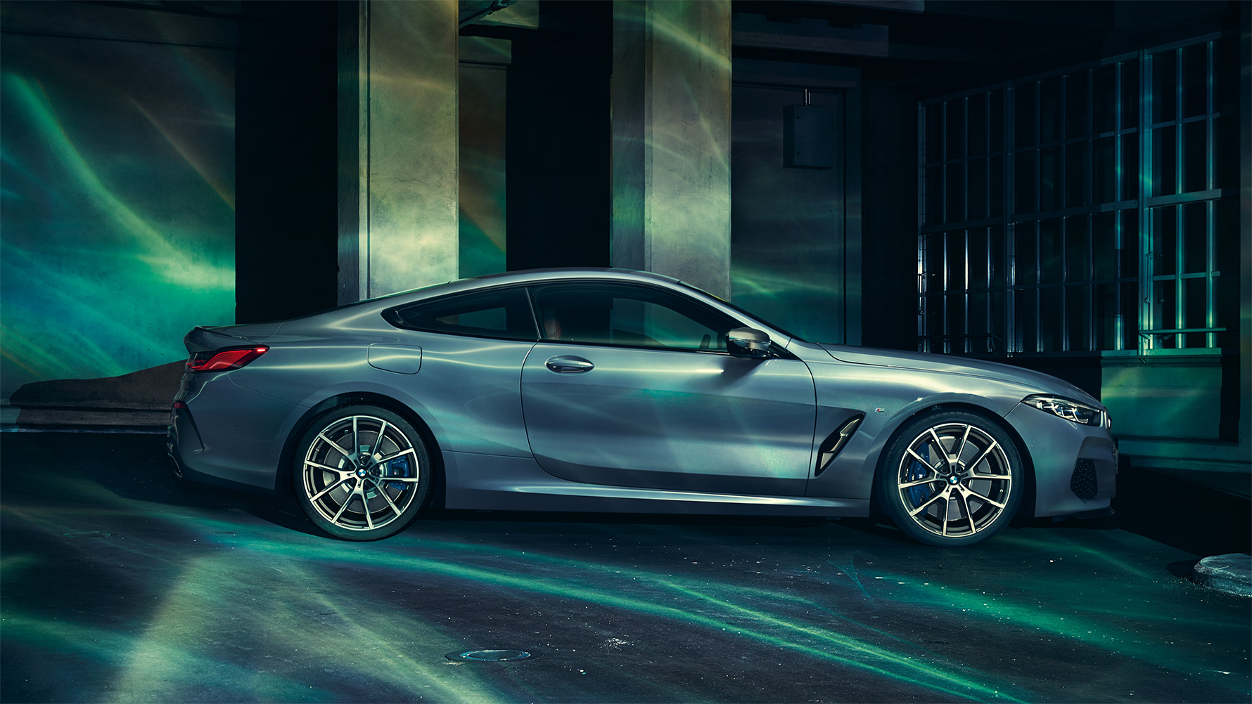 BMW 8シリーズ、サイド・ビュー 都会でのBMW 8シリーズ クーペをサイドから撮影したショット。
