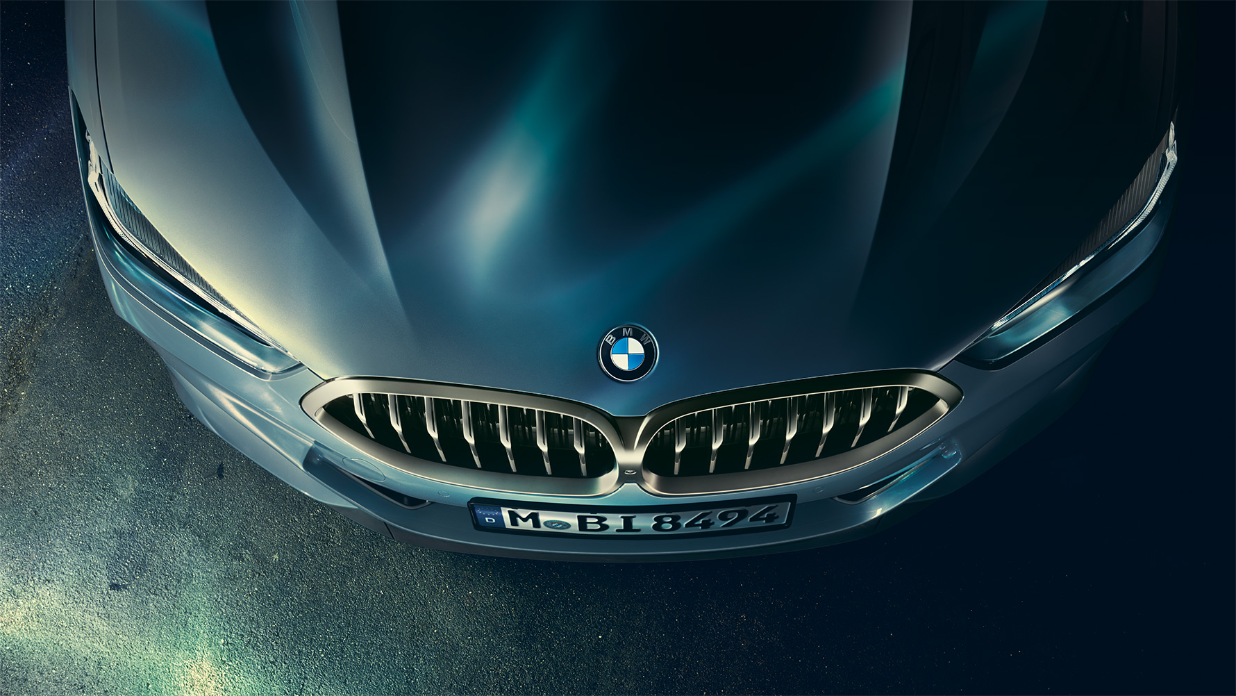 BMW 8シリーズ クーペ、エンジン・フード 鳥瞰図による BMW 8シリーズ クーペのエンジンボンネットのクロースアップショット。