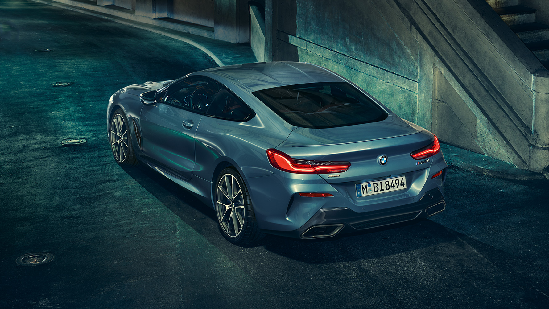 BMW 8シリーズ クーペ、前方斜めからのショット 都会の夜にBMW 8シリーズ クーペを前方斜めの方向から撮影したショット。