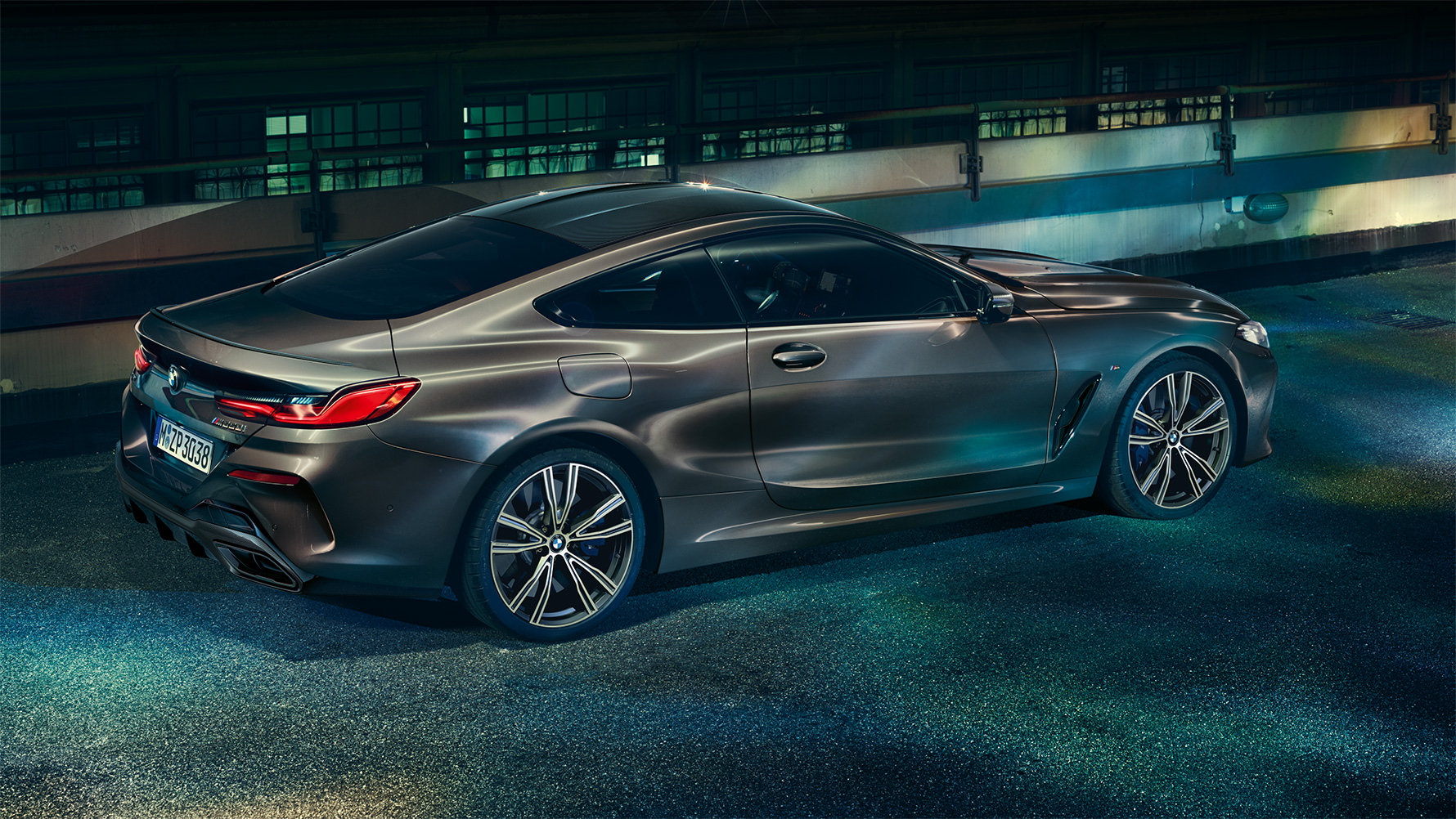 BMW Individualの装備を施した夜の都会でのBMW 8シリーズ クーペの静止画。 BMW Individualの装備を施した夜の都会でのBMW 8シリーズ クーペの静止画。