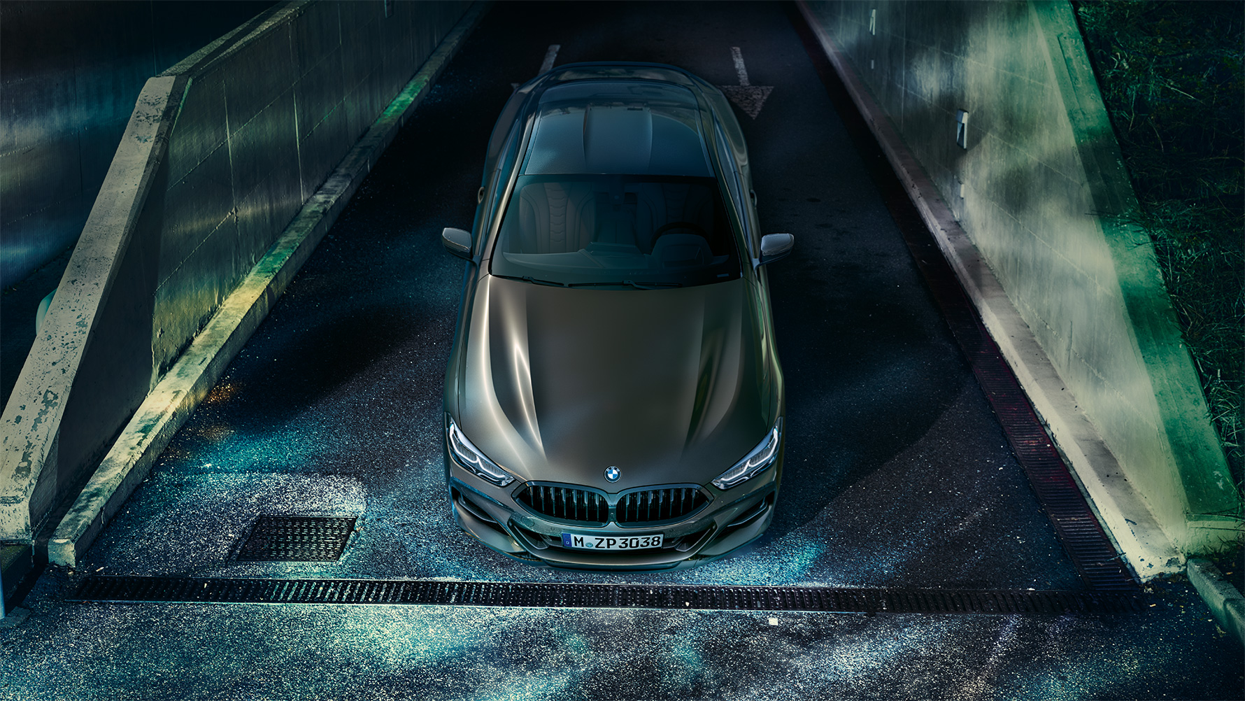 BMW Individualの装備を施した夜の都会でのBMW 8シリーズ クーペのフロント静止画。 BMW Individualの装備を施した夜の都会でのBMW 8シリーズ クーペのフロント静止画。
