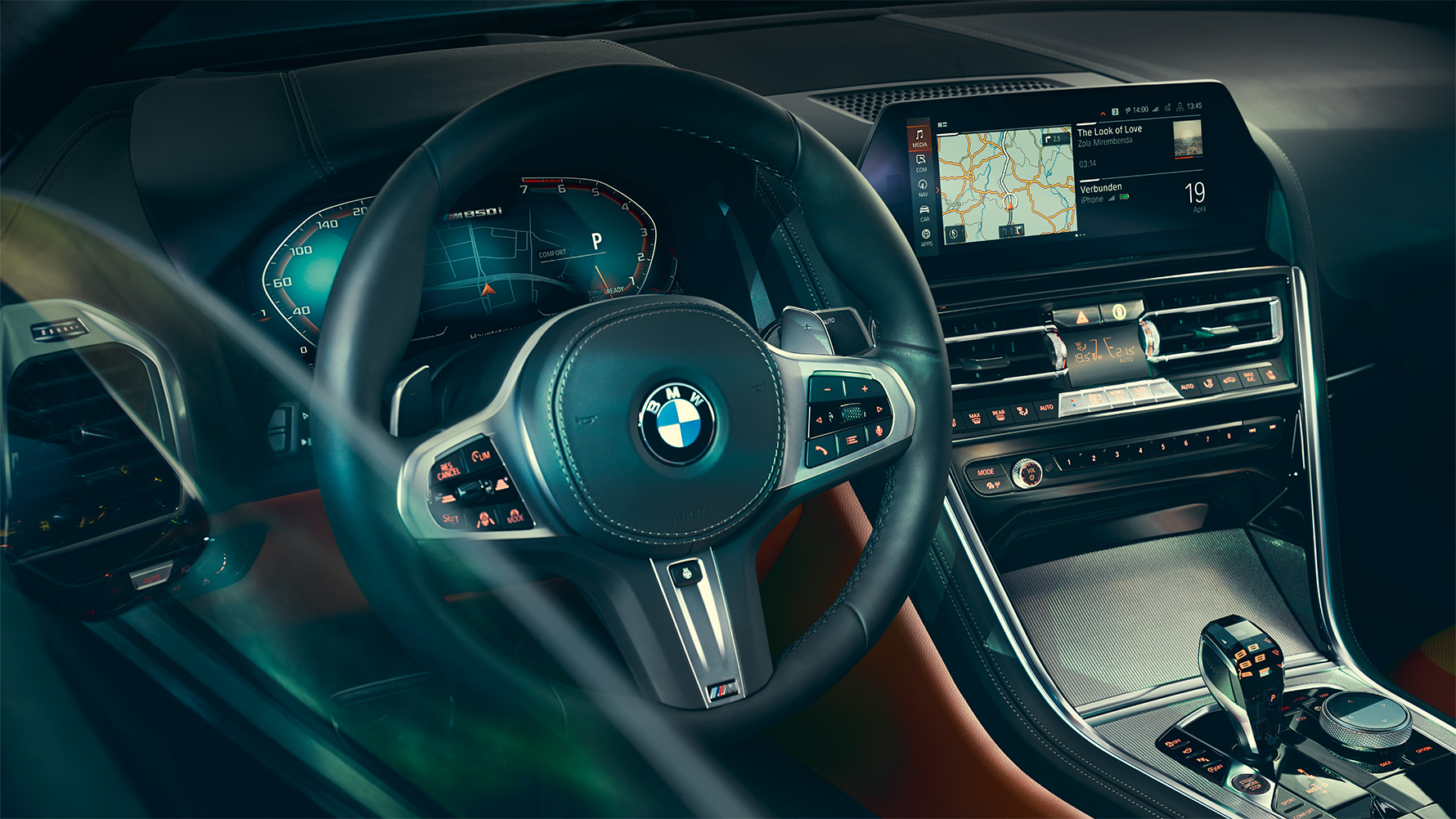 BMW 8シリーズ クーペ、コックピット ステアリングホイールにフォーカスした BMW 8シリーズ クーペの内装クロースアップショット