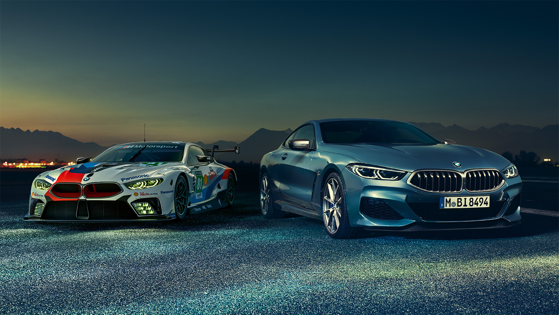 BMW 8シリーズ クーペとM8 GTEの静止画 夜の都会での BMW 8シリーズ クーペとM8 GTEの静止画。
