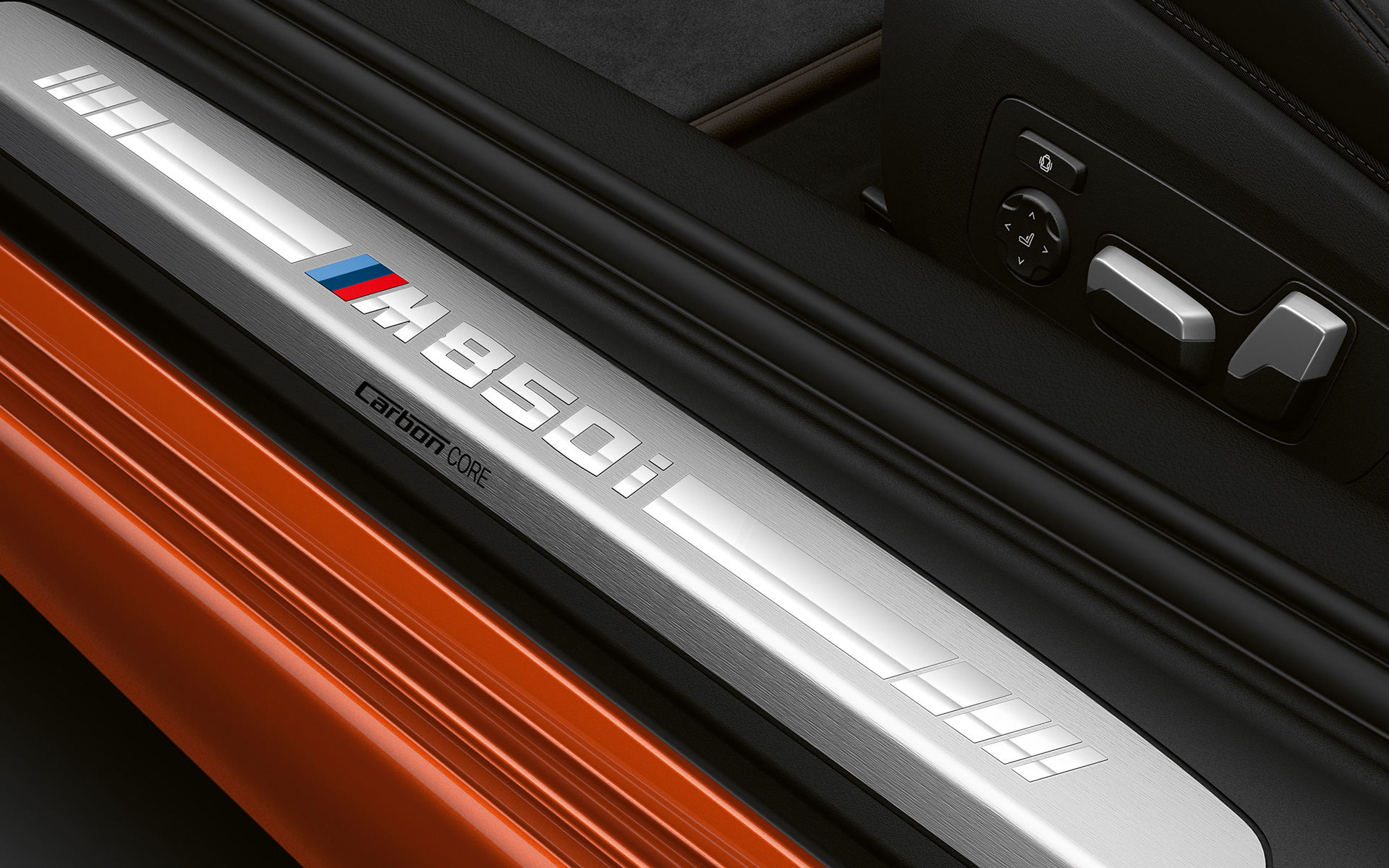BMW 8シリーズ クーペ、ドア・シル・プレート、M850i M850iロゴの見えるBMW 8シリーズ クーペのドアシルのクロースアップショット。