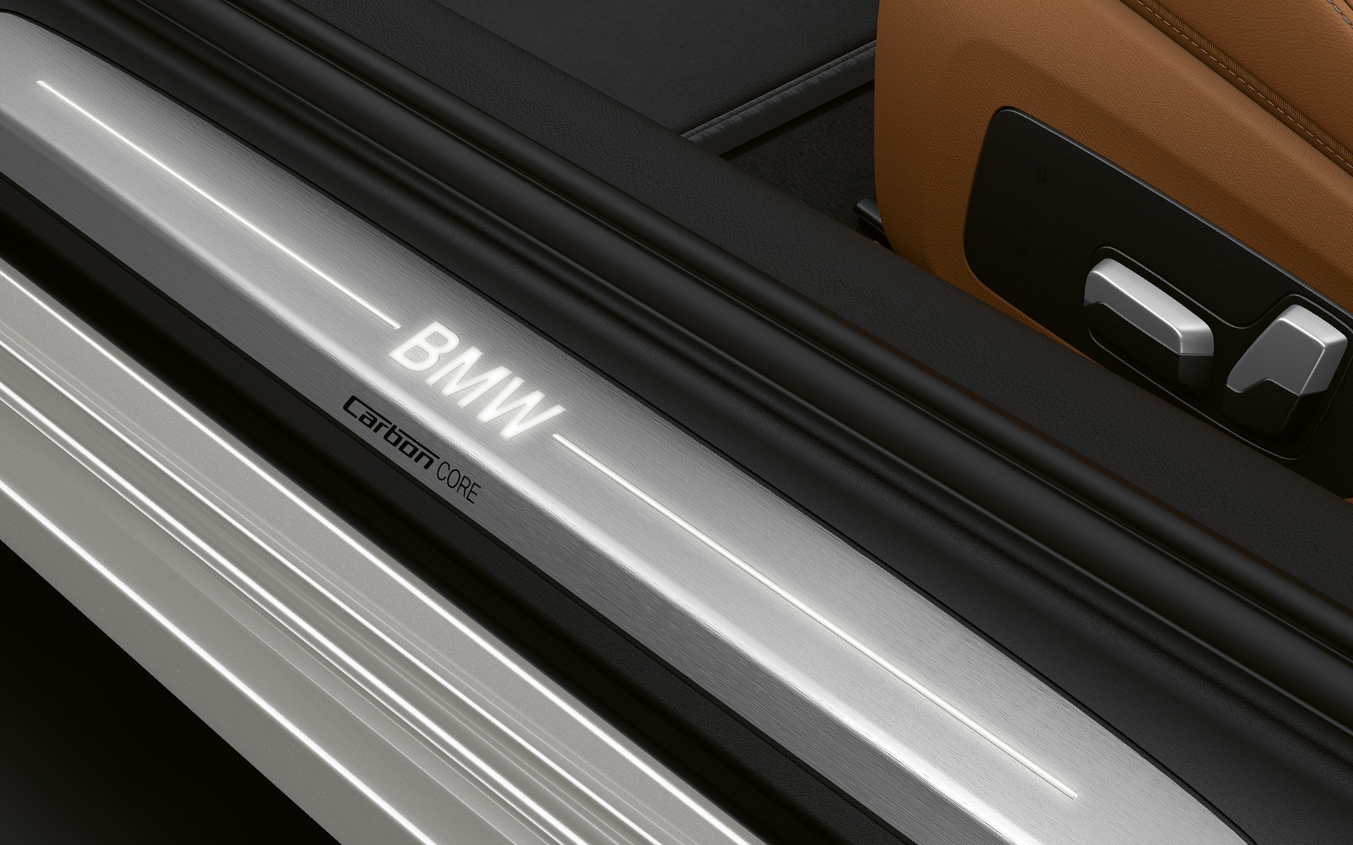 BMW 8シリーズ クーペ、ドア・シル・プレート(Mロゴ付) Mロゴの見えるBMW 8シリーズ クーペのドアシルクロースアップショット。